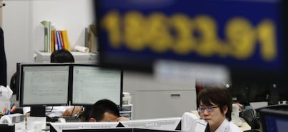 Empleados en una empresa de 'forex trading' en Tokio.