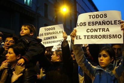 En Barcelona, 1,2 millones de ciudadanos recorrieron el paseo de Gracia bajo el lema 'Cataluña con las víctimas de Madrid, contra el terrorismo, por la democracia y la Constitución'.