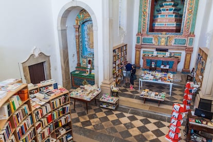 Interior de la ‘Livraria de Santiago’, una tienda de libros ubicada en el interior de la iglesia homónima en Óbidos. 