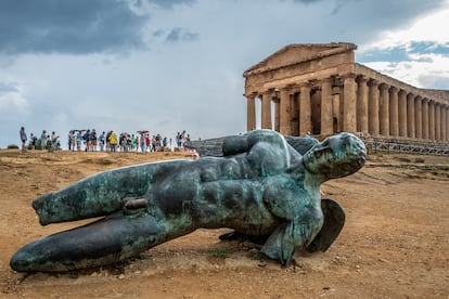 El 'Ícaro caído', obra del artista Igor Mitoraj, se exhibe frente al Templo de la Concordia en el Valle de los Templos, en Agrigento, Italia. El Valle de los Templos incluye las ruinas de siete templos, las murallas de la ciudad, el ágora, el foro romano, la necrópolis y los santuarios rupestres.