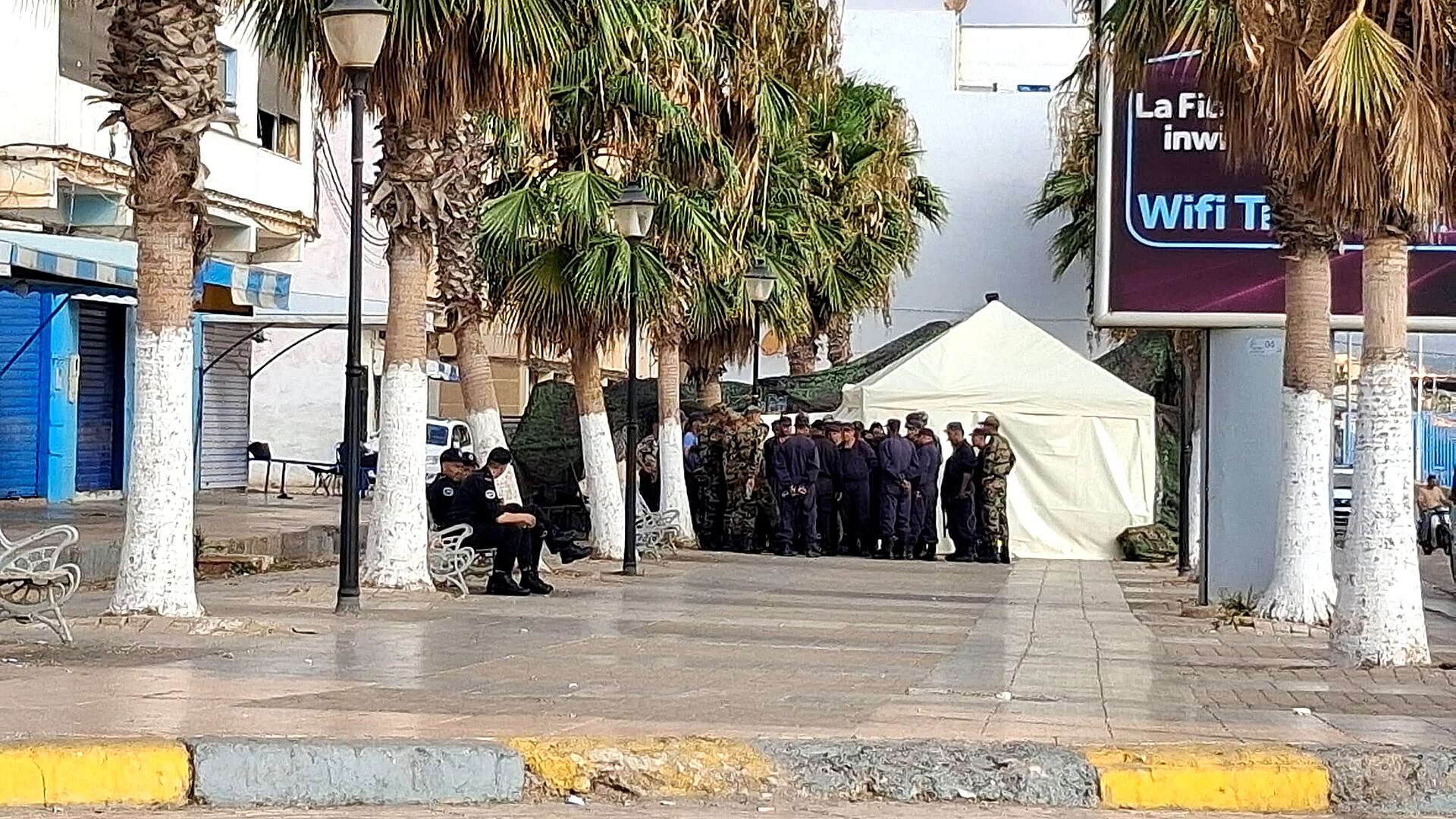Un destacamenteo de militares y policías marroquíes en la ciudad marroquí de Beni Enzar, fronteriza con Melilla, este sábado.