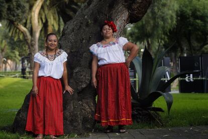 Las cocineras mexicanas Suri Sadai (i) y María Isidra Méndez (d) el 5 de octubre en Ciudad de México (México). Las mujeres son las principales transmisoras culinarias de los pueblos mexicanos en los que su persistencia en mantener vivas las tradiciones las colocan como portadoras de saberes y sabores prehispánicos.