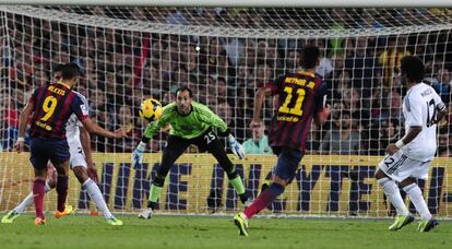 En la primera vuelta de la temporada 2013/14, el Barcelona ganó 2-1 en el Camp Nou. Neymar abrió el marcador y Alexis Sánchez sentenció en la segunda parte. Ya en el 90, Jesé recortó distancias.