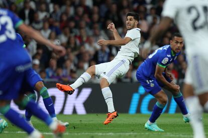 Marco Asensio remata para marcar el primer gol del Real Madrid - Getafe de este sábado.