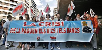 La primera protesta en Valencia contra las medidas de recorte del déficit del Gobierno la organizó ayer la Intersindical ante la delegación del Gobierno.