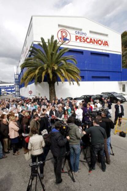 Trabajadores de Pescanova a las puertas de la empresa el pasado 19 de marzo, cuando leyeron un comunicado en defensa de su presidente, Manuel Fernández de Sousa