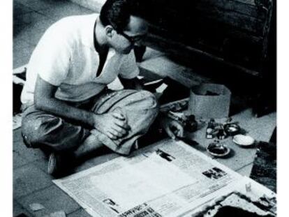 Rueda prepara uno de sus collages en su estudio en 1962.