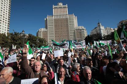 A Madrid han llegado por la mañana más de 300 autobuses y un tren, que ha llegado con casi media hora de retraso, cargados de miles de extremeños —40.000 manifestantes según la Junta de Extremadura, 7.000 manifestantes, según la policía— que quieren hacerse escuchar.