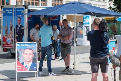 O candidato do Alternativa pela Alemanha em Görlitz, Sebastian Wippel (de camisa e bermuda), durante a campanha para as eleições municipais de domingo.