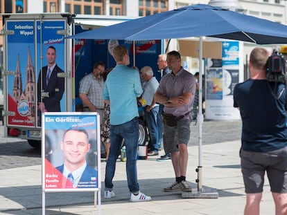 O candidato do Alternativa pela Alemanha em Görlitz, Sebastian Wippel (de camisa e bermuda), durante a campanha para as eleições municipais de domingo.