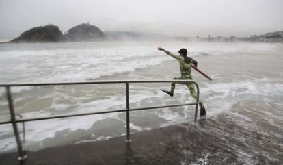 Un bañista se atreve con las gélidas temperaturas que se han registrado hoy en San Sebastián y se apresta a zambullirse en el agua de la playa de Ondarreta.