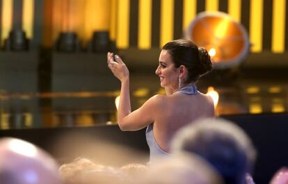 Penélope Cruz aplaude durante la gala de los premios del cine español.
