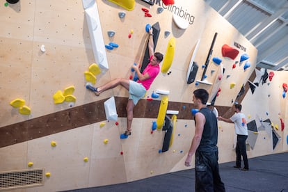 Unos clientes escalando en el nuevo local de Sputnik Chamberí en una foto cedida.