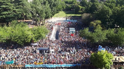 Protesta en contra del uso de químicos en la minería frente a la Casa de Gobierno de Mendoza.