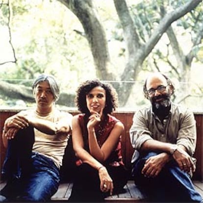 Paula Morelenbaum, entre Ryuichi Sakamoto (a la izquierda) y Jacques Morelenbaum, en una imagen de archivo.