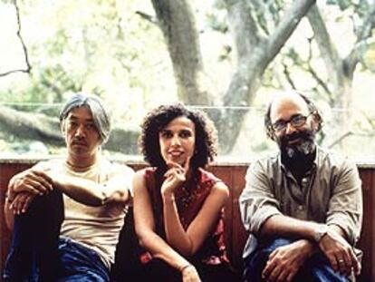 Paula Morelenbaum, entre Ryuichi Sakamoto (a la izquierda) y Jacques Morelenbaum, en una imagen de archivo.