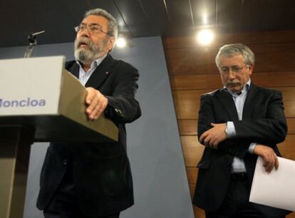 Los secretarios generales de UGT, Cándido Méndez, y CC OO, Ignacio Fernández Toxo, responden a la prensa, ayer en La Moncloa.