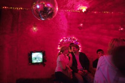 Ambiente nocturno en el pub Roses, en el barrio turco-alemán de Kreuzberg. El local, con una decoración muy <i>kitsch</i> que incluye paredes de pelo rosa, es famoso en la noche berlinesa.