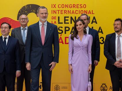 GRAFAND9466. CÁDIZ, 27/03/2023.- Los Reyes de España posan en foto de familia durante su visita a La Casa de Iberoamérica en Cádiz. EFE/Román Ríos.
