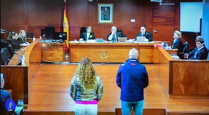 Los acusados por el robo de las botellas de Atrio, Constantin Dumitru y Priscila Lara Guevara, en la ltima sesin del juicio en la Audiencia Provincial de Cceres.