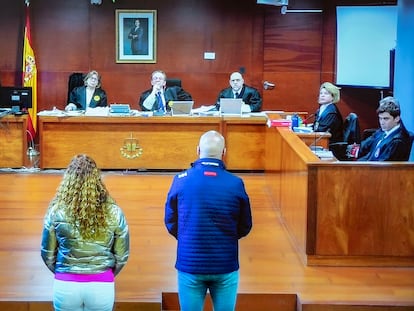 Los acusados por el robo de las botellas de Atrio, Constantin Dumitru y Priscila Lara Guevara, en la última sesión del juicio que ha quedado visto para sentencia en la Audiencia Provincial de Cáceres.