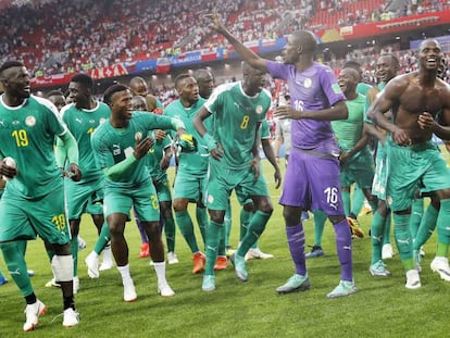 Jogadores de Senegal celebram vitória contra a Polônia.