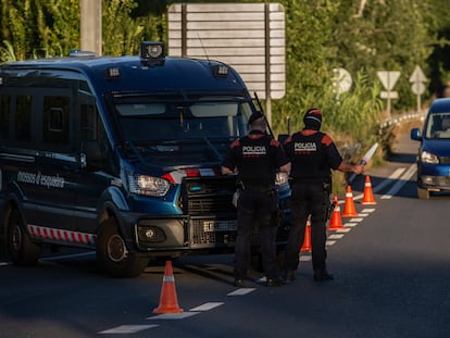 Dos 'mossos' en un control en Lleida, vigilan el acceso a la A2 dirección Barcelona.