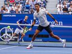 Flushing Meadows (United States), 10/09/2021.- Daniil Medvedev (L) of Russia in action against Felix Auger-Aliassime (R) of Canada during a men's singles semifinal round match on the twelfth day of the US Open Tennis Championships at the USTA National Tennis Center in Flushing Meadows, New York, USA, 10 September 2021. The US Open runs from 30 August through 12 September. (Tenis, Abierto, Rusia, Estados Unidos, Nueva York) EFE/EPA/JUSTIN LANE