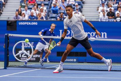 Medvedev desborda con un 'passing' a Auger-Aliassime durante la semifinal del viernes en la Arthur Ashe.