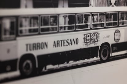 Una fotografía histórica de un autobús anunciando turrón 1880 en Alicante.