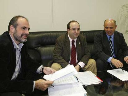 De izquierda a derecha, Joan Ridao, Miquel Iceta y Joan Boada, ayer en el Parlament.