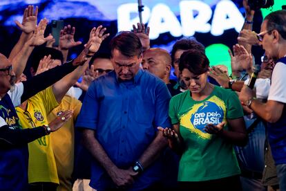 El presidente de Brasil, Jair Bolsonaro, y la primera dama Michelle Bolsonaro, participan en una oración durante el evento anual Marcha por Jesús en Río de Janeiro, Brasil, el 13 de agosto de 2022.