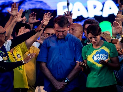El presidente de Brasil, Jair Bolsonaro, y la primera dama Michelle Bolsonaro, participan en una oración durante el evento anual Marcha por Jesús en Río de Janeiro, Brasil, el 13 de agosto de 2022.