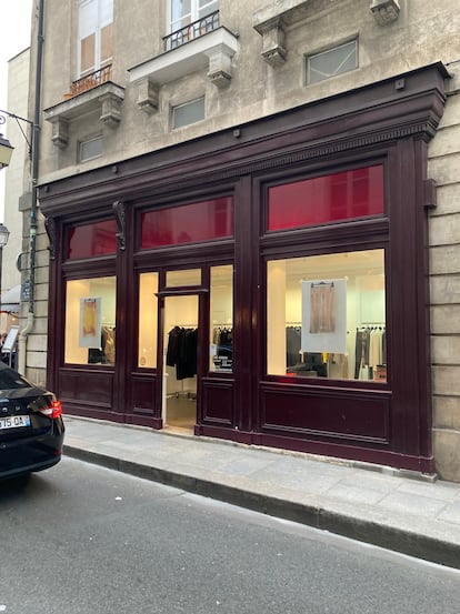 Vista desde el exterior del espacio de Gabriela Coll en París durante la semana de la moda masculina de enero de 2022.