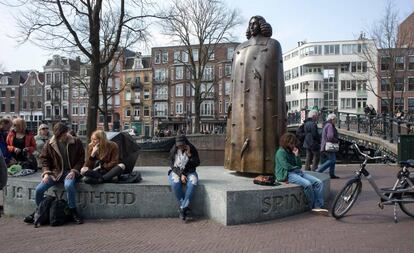 Estatua del filósofo Espinoza, en Ámsterdam.