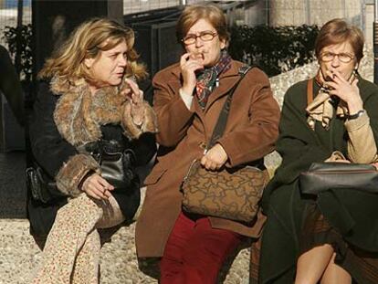 Mujeres fumando en la zona de oficinas de Azca (Madrid).