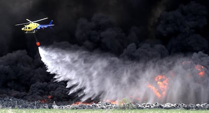 Un helicóptero de los servicios de emergencias en labores de extinción del incendio, el 13 de mayo.