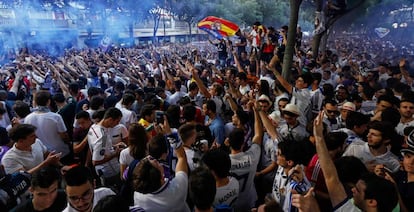 Seguidores del Real Madrid celebran la victoria de su equipo en la final de la Champions.