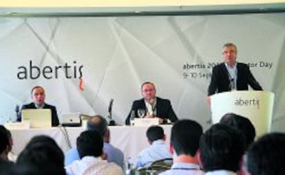 Steven Fernández, responsable de la relación con inversores en Abertis; José Aljaro, director general financiero, y Francisco Reynés, consejero delegado, en un acto con analistas en Brasil.