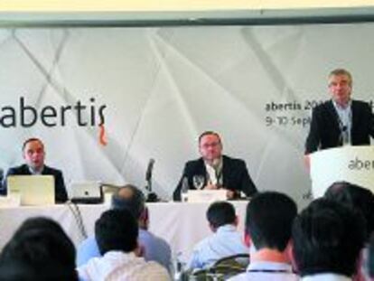 Steven Fern&aacute;ndez, responsable de la relaci&oacute;n con inversores en Abertis; Jos&eacute; Aljaro, director general financiero, y Francisco Reyn&eacute;s, consejero delegado, en un acto con analistas en Brasil.