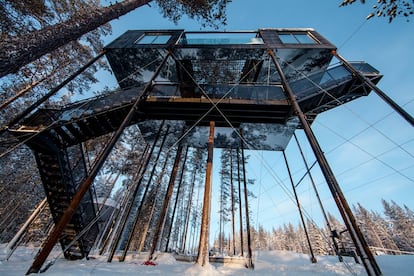 Los techos de las habitaciones cuentan con ventanas que dejan ver el cielo, las estrellas y, con un poco de suerte, alguna aurora boreal. Alojamiento con desayuno para cinco persona cuesta unos 1.260 euros.