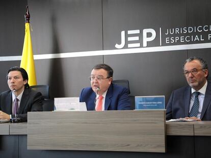 Declaración del presidente de la JEP, magistrado Roberto Vidal, en el centro, el 20 de noviembre de 2023.