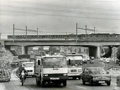 Las obras de ensanchamiento de la calzada y construcción del nuevo puente de los Tres Ojos, en la autovía de circunvalación, finalizaron después de más de dos años, en septiembre de 1984. 