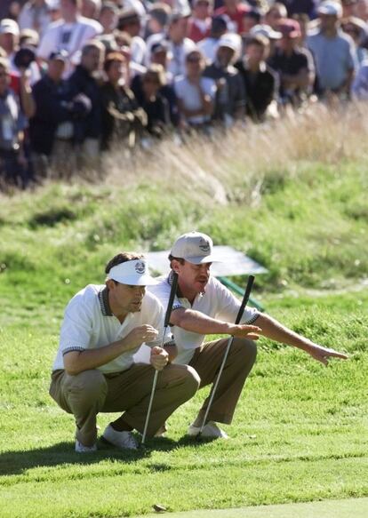 Padraig Harrington y Miguel Ángel Jiménez, del equipo europeo, estudian un golpe durante la Ryder Cup de 1999.