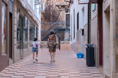Una mujer y una niña pasean por una calle de Almendralejo, el lunes. 