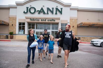 Agora as crianças são diferentes, elas podem escolher sem problemas quem são. Na imagem: Keegan, seu irmão Noah, seus pais Megan e Chris e os mentores 'drag queen' do pequeno, Robby e Alex, depois de comprar tecidos que eles vão usar para criar um novo vestido para Keegan.