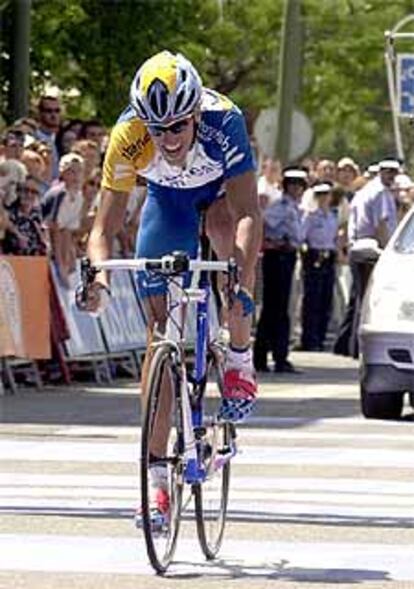 Rubén Plaza cruza triunfador la línea de meta del Campeonato de España.