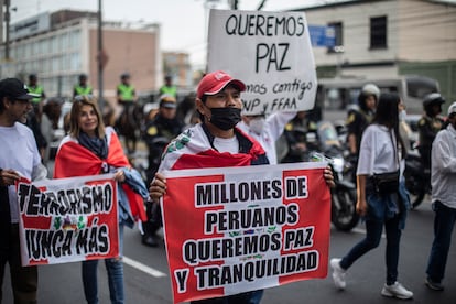 Manifestantes marchan sobre una avenida en Lima, durante un protesta el 16 de diciembre de 2022.