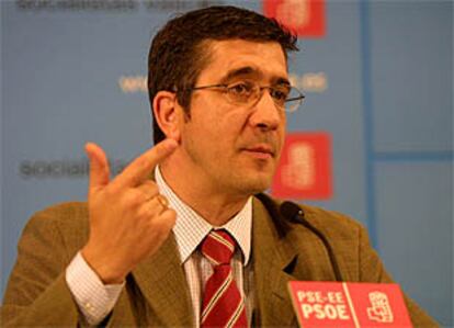 El secretario general del PSE-EE, Patxi López, en la rueda de prensa que ofreció ayer en Bilbao.
