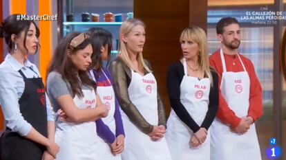 Captura de pantalla del programa en el que Tamara (en el centro) anuncia que abandona 'MasterChef'.